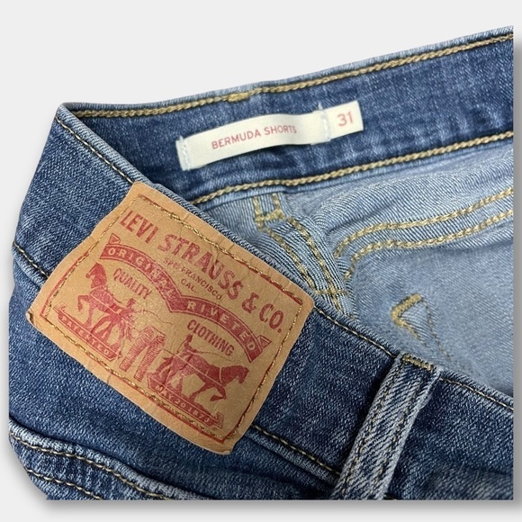 Levi's Bermuda Women's High Rise Shorts Size 31 - Picture 2 of 3
